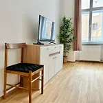 Sunny & Calm Long Term Apartment - Free Parking