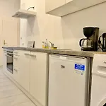 Sunny & Calm Long Term Apartment - Free Parking