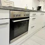 Sunny & Calm Long Term Apartment - Free Parking