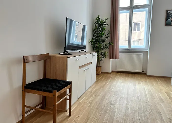 Sunny & Calm Long Term Apartment - Free Parking