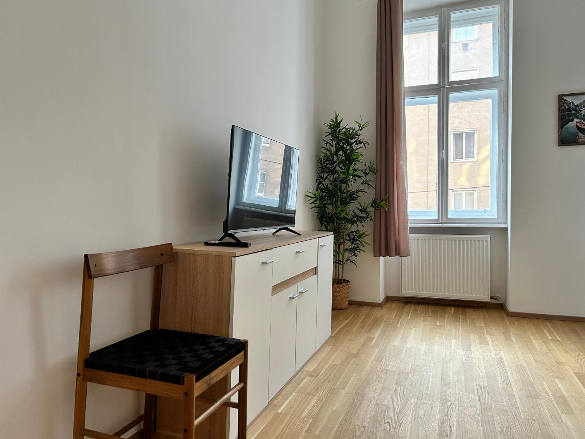 Sunny & Calm Long Term - Free Parking Apartment