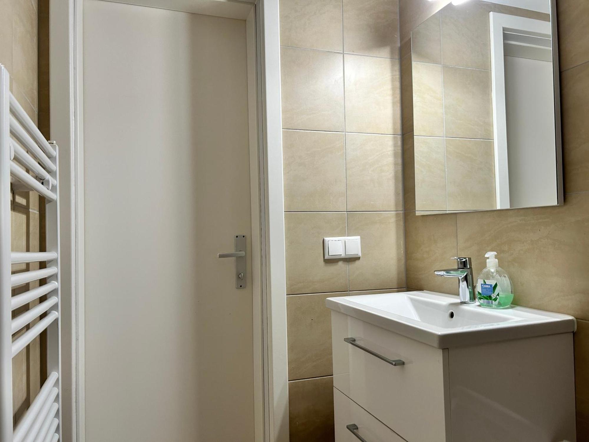Apartment Sunny & Calm Long Term - Free Parking